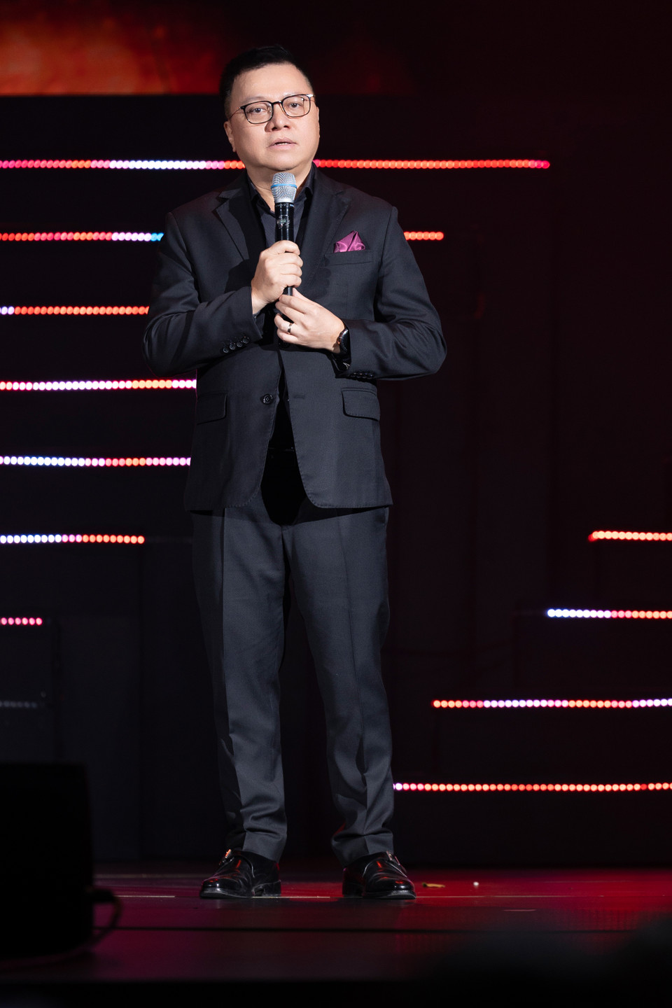 Đây là đêm nhạc mang ý nghĩa nhân văn khi toàn bộ số tiền bán vé (2 tỷ đồng) được ủng hộ cho đồng bào ảnh hưởng của bão lũ. Ông Lê Quốc Minh, Ủy viên Trung ương Đảng, Tổng Biên tập Báo Nhân Dân, Phó Trưởng Ban Tuyên giáo Trung ương, Chủ tịch Hội Nhà báo Việt Nam, Trưởng Ban chỉ đạo chương trình phát biểu khai mạc. (Ảnh: CTV/Vietnam+)