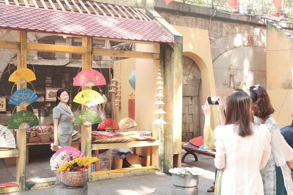 Trong nắng Thu vàng ấm áp, rất đông khách tham quan đến với triển lãm để chụp ảnh kỷ niệm. (Ảnh: Phương Anh/Vietnam+)