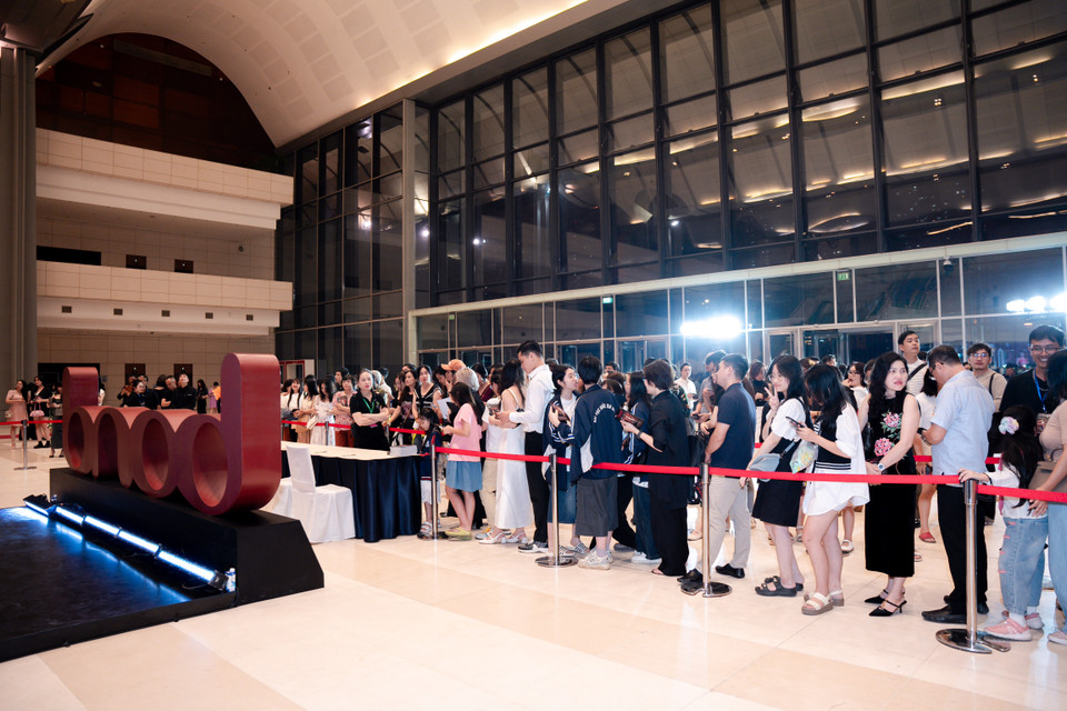 Dù đã muộn nhưng rất nhiều khán giả vẫn xếp hàng chờ xin chữ ký của các nghệ sỹ. (Ảnh: CTV/Vietnam+)