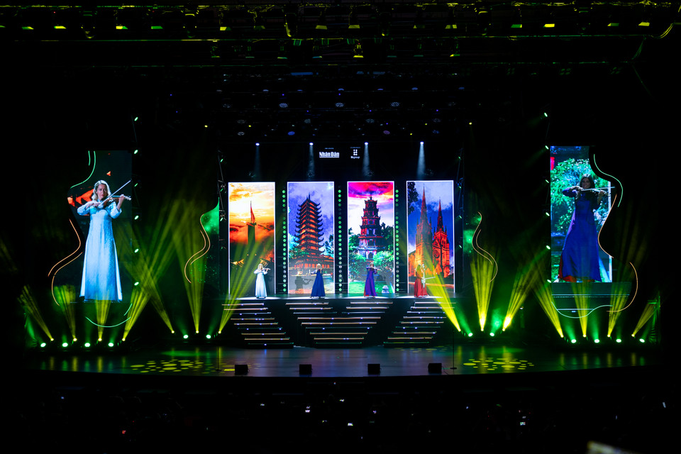 Họ trình bày các ca khúc kinh điển của mình như: "Elysium," "Victory," "Duel"... (Ảnh: CTV/Vietnam+)