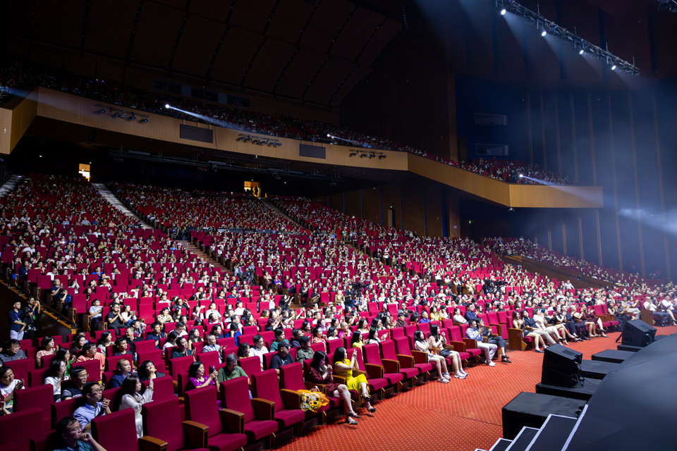 Trong suốt thời lượng 80 phút, khán giả đã say mê thưởng thức các bản nhạc kinh điển của BOND. (Ảnh: CTV/Vietnam+)