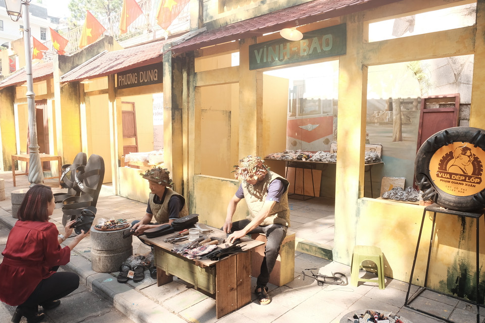 Khu vực trải nghiệm làm dép lốp cao su. (Ảnh: Phương Anh/Vietnam+)