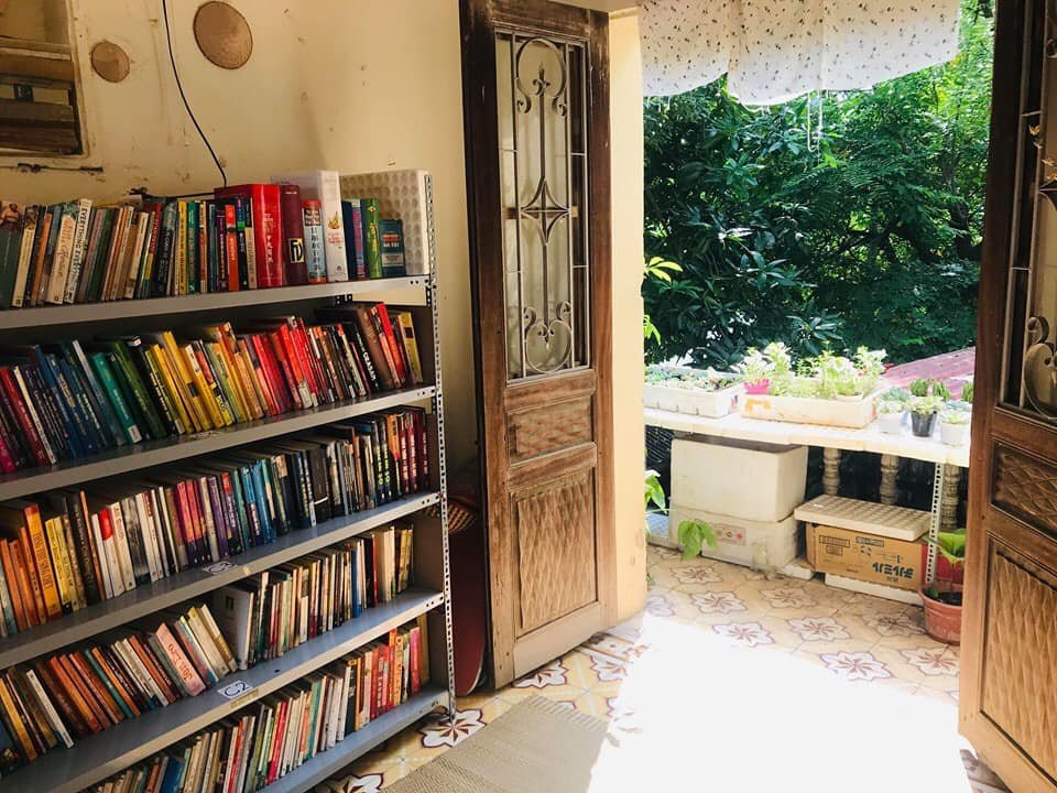 Sau gần 3 năm hoạt động, thư viện đã có hơn 5.000 đầu sách, gồm các thể loại: văn học, trinh thám, tiểu thuyết, khoa học xã hội, kỹ năng, kinh doanh, truyện tranh,... thư viện D Free Book thu hút khá đông độc giả từ các bạn nhỏ đến sinh viên, người đi làm, người lớn tuổi. (Ảnh: Thu Minh/Vietnam+)