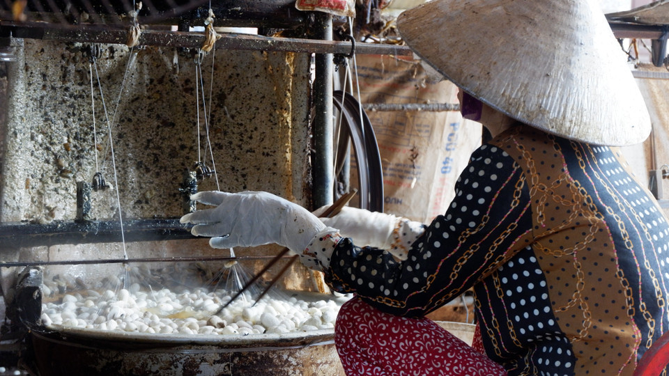 Công đoạn này thường do phụ nữ thực hiện. (Ảnh: Bích Hà/Vietnam+)