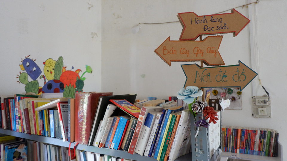 Một bạn đọc lâu năm của thư viện cho hay: “Ở đây chủng loại sách rất phong phú. Có những cuốn sách rất hay, hiếm, khó tìm mà mình đã tìm thấy ở D Free Book. Lâu dần, mình coi đây như ngôi nhà thứ hai của mình, nhất là những lúc mệt mỏi muốn tìm một chốn bình yên.” (Ảnh: Thu Minh/Vietnam+)