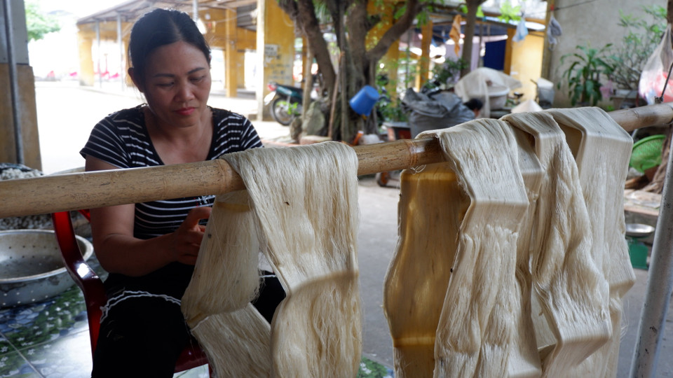 Bà Nguyễn Thị Yến trăn trở: 'Trước đây cứ 10 nhà thì có đến 9 nhà làm nghề ươm tơ. Còn giờ cả làng chỉ còn 5-6 nhà còn giữ nghề. Nhưng chắc hết lớp tuổi như cô thì không ai theo nghề nữa. Lớp trẻ đều đi làm công việc khác.' (Ảnh: Bích Hà/Vietnam+)