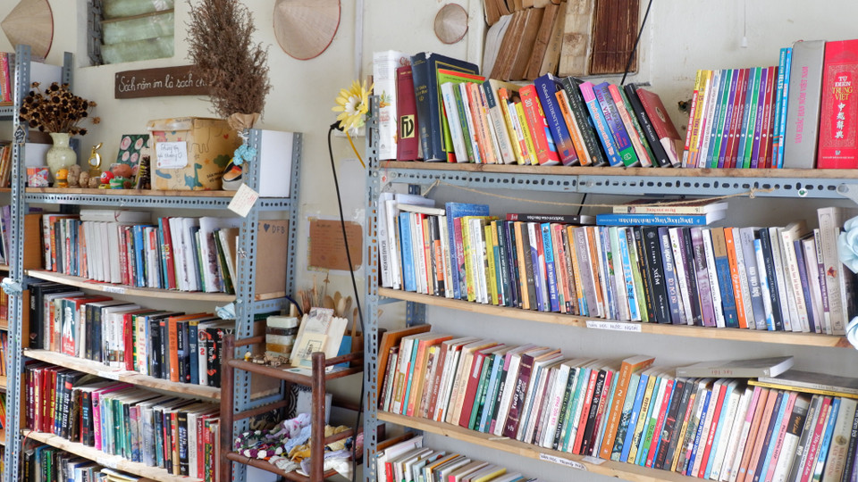 Điều đặc biệt của thư viện D Free Book là mọi người đều có thể mượn sách bằng cách “đặt cọc niềm tin”. Chỉ cần tìm một cuốn sách và chọn cho mình một góc trong căn phòng là bạn có thể thoải mái nghiền ngẫm nó tại thư viện cả ngày. Bạn muốn mang về nhà đọc, chỉ cần để lại tên và thông tin liên lạc. Không đặt cọc, không thu phí, không giới hạn thời gian, những điều này khiến nhiều bạn trẻ thích thú khi đến với D Free Book. (Ảnh: Thu Minh/Vietnam+)