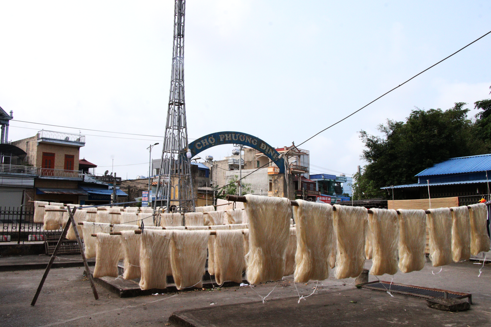 Dưới nắng, những cuộn tơ ánh lên sắc vàng, sắc bạc óng ả, mềm mại. Theo kinh nghiệm của người làm nghề lâu năm, tơ phải phơi dưới nắng to thì mới sáng, đẹp, nếu trời âm u thì tơ sẽ xám xịt, không chất lượng. Ươm tơ ở làng Cổ Chất hoàn toàn thủ công, không sử dụng chất tẩy trắng như tơ công nghiệp nên có độ bền, sáng tự nhiên. (Ảnh: Bích Hà/Vietnam+)