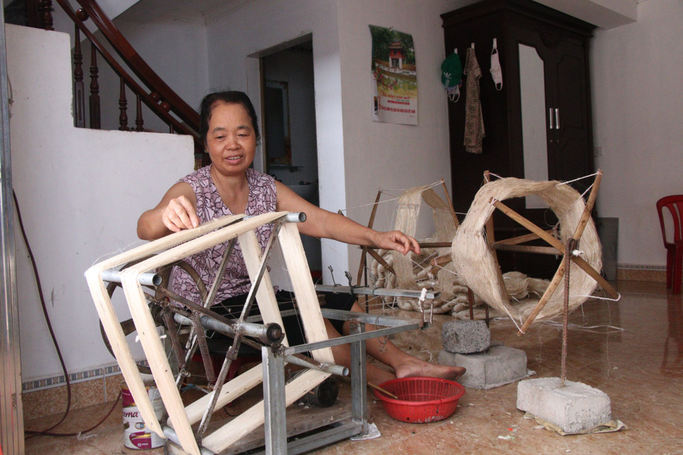 Phần lớn những người già tại làng còn gắn bó với nghề vẫn làm theo phương pháp thủ công như một thói quen, tình yêu nghề hoặc vì mưu sinh. Dù vì lý do nào thì họ vẫn đang từng ngày truyền đam mê, bản sắc văn hóa của làng quê cho thế hệ sau. (Ảnh: Bích Hà/Vietnam+)