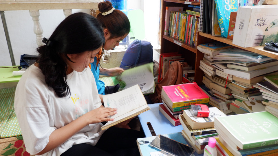 Bạn Nguyễn Thị Sao Thắm, sinh viên Đại học Thương Mại, chia sẻ về lý do trở thành cộng tác viên của thư viện: “Mình tham gia D Free Book bởi trước tiên mình cũng là người yêu sách. Sau đó là bởi mình ngưỡng mộ ý tưởng của anh Bình, muốn các bạn trẻ quan tâm tới sách nhiều hơn, đọc nhiều hơn. Các anh chị ở đây ai cũng thân thiện, tình cảm cũng là lý do khiến mình yêu nơi này hơn.” (Ảnh: Thu Minh/Vietnam+)