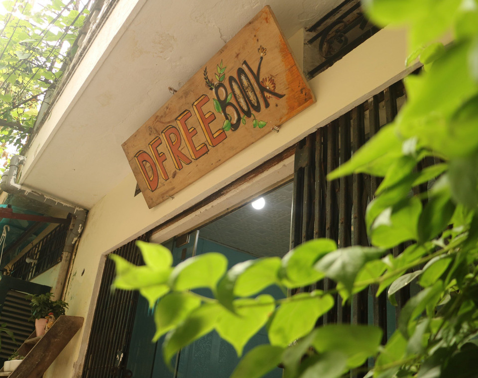 Nằm sâu trong một con ngõ nhỏ, thư viện D Free Book dường như tách biệt với sự ồn ào, vội vàng của Hà Nội. Căn phòng chỉ rộng 15 mét vuông nhưng bình yên và ấm áp khiến bất cứ ai đến đây cũng muốn đắm chìm trong những trang sách. (Ảnh: Thu Minh/Vietnam+)