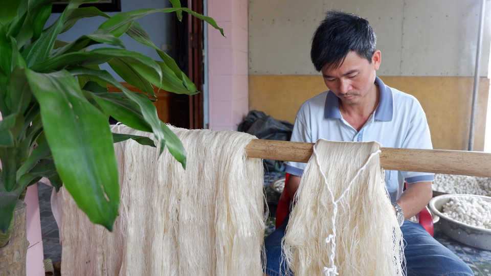 Theo ông Phạm Văn Đồng, người đã 30 năm gắn bó với nghề ươm tơ ở làng Cổ Chất: 'Cái khó của nghề này là tìm đầu ra. Tơ chủ yếu được ưa chuộng ở nước ngoài hơn là trong nước. Trong khi đó, người dân gặp nhiều khó khăn khi vay vốn, duy trì sản xuất nên bỏ nghề nhiều.' Trong 2 năm dịch COVID-19 bùng phát, những người ươm tơ ở Cổ Chất cũng lao đao theo bởi tơ làm ra không thể xuất đi nước ngoài. (Ảnh: Bích Hà/Vietnam+)