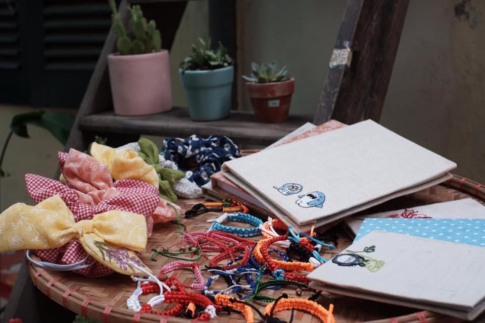 Để có chi phí duy trì hoạt động của thư viện, các bạn cộng tác viên cũng chính là người đóng góp tài chính, cùng với đó là sự ủng hộ của bạn đọc yêu quý thư viện, từ việc mua cây và sản phẩm handmade. (Ảnh: Thu Minh/Vietnam+)