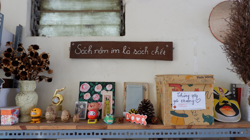 Quý Bình quan niệm rằng: "Sách nằm im là sách chết." Đó là lý do vì sao anh thành lập thư viện cộng đồng D Free Book. (Ảnh: Thu Minh/Vietnam+)