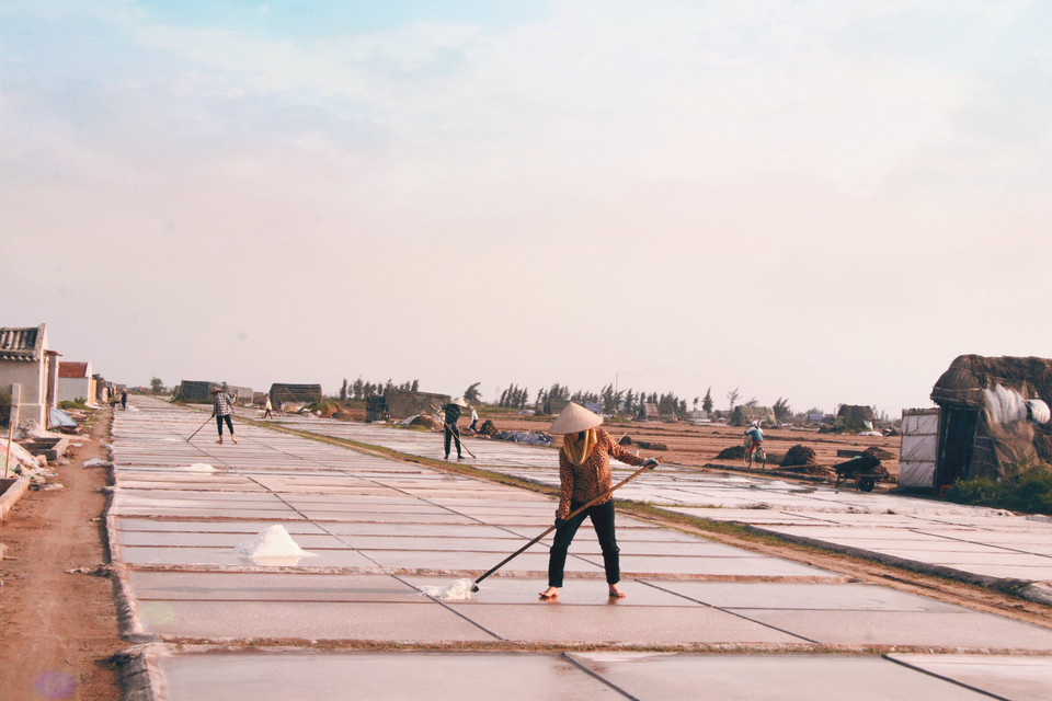 Phần lớn lao động nghề muối ở Bạch Long hiện nay là người lớn tuổi, làm nghề lâu năm. Lớp lao động trẻ không còn mặn mà với nghề truyền thống của quê hương bởi thu nhập bấp bênh, khó nuôi sống gia đình. (Ảnh: Thu Minh/Vietnam+)