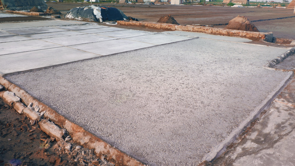 Nghề muối vất vả nhưng thu nhập của người dân chẳng đáng là bao. Ngày nắng to, diêm dân có thể thu được 2 phương muối/sào, tương đương 50 nghìn đồng. Còn những ngày nắng mưa thất thường thì công sức coi như “trôi sông, đổ biển.” (Ảnh: Thu Minh/Vietnam+)