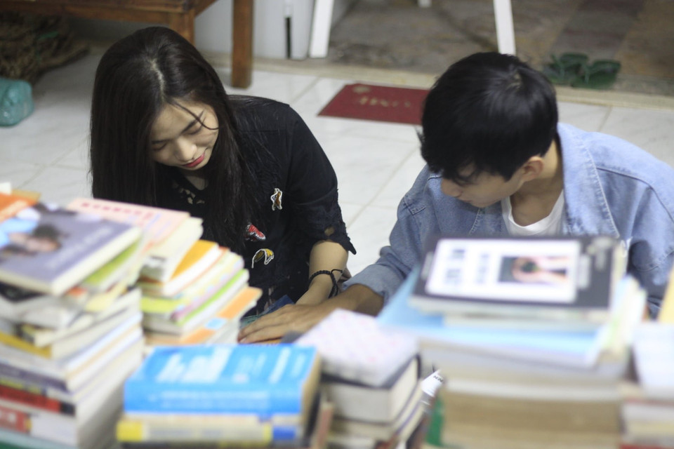 Ngoài cho mượn sách, thư viện còn mở các lớp học chia sẻ kỹ năng, ngoại ngữ, nghệ thuật,.. vào các buổi tối. Lớp học miễn phí có tên D Free Learning đã kết nối thêm nhiều bạn trẻ đến với D Free Book. (Ảnh: Thu Minh/Vietnam+)