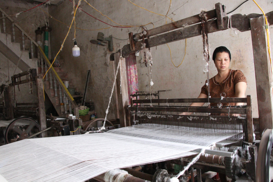 Tơ sau khi phơi khô sẽ được các xưởng dệt mua về, se sợi và dệt thành vải. Phần lớn tơ làng Cổ Chất được xuất khẩu sang thị trường Thái Lan, Ấn Độ, Lào và trong nước thì có làng lụa Vạn Phúc (Hà Đông). (Ảnh: Bích Hà/Vietnam+)