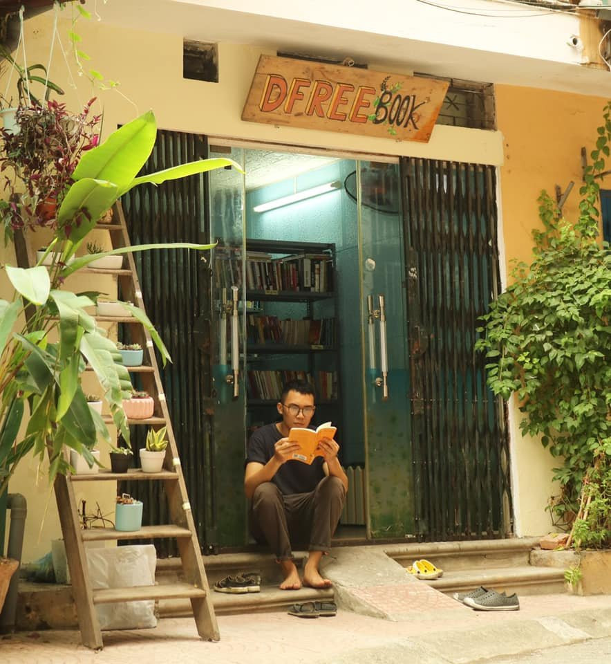 Được biết, thư viện D Free Book là đứa con tinh thần của chàng trai Hoàng Quý Bình, cựu sinh viên Đại học Bách Khoa. Với tình yêu sách và mong muốn lan tỏa văn hóa đọc cho cộng đồng, Bình gom 200 cuốn sách mua từ thời đi học, 300 cuốn từ sự kiện đổi sách lấy cây, hơn 500 cuốn kêu gọi từ bạn bè, cộng đồng đọc sách để thành lập nên thư viện D Free Book vào cuối năm 2018. (Ảnh: Thu Minh/Vietnam+)