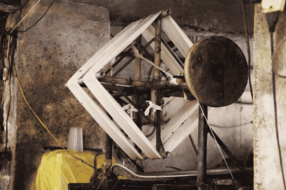 Người kéo tơ phải khuấy kén đều tay, nếu không sợi tơ sẽ dầy quá hoặc mỏng quá. Nếu làm việc hết công suất, một ngày một người thợ có thể kéo được 20 cuộn tơ. (Ảnh: Bích Hà/Vietnam+)