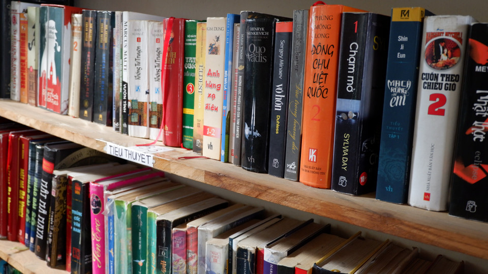 Hiện nay, thư viện D Free Book hoạt động với 3 cơ sở, một ở số 101 khu tập thể A5, ngõ 128C Đại La, một ở số 2 ngõ Viện Máy, đường Phạm Văn Đồng, Cầu Giấy và cơ sở 3 ở Thành phố Hồ Chí Minh. Cộng tác viên của thư viện lên tới hơn 100 bạn, chủ yếu là sinh viên, hỗ trợ Quý Bình quản lý công việc tại 3 cơ sở. (Ảnh: Thu Minh/Vietnam+)