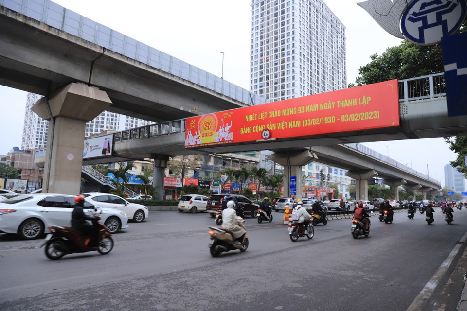 Thời điểm khoảng 7 giờ 30 phút, trên đường Nguyễn Trãi có nhiều phương tiện nhưng người tham gia giao thông vẫn di chuyển thuận lợi. (Ảnh: Hoài Nam/Vietnam+)