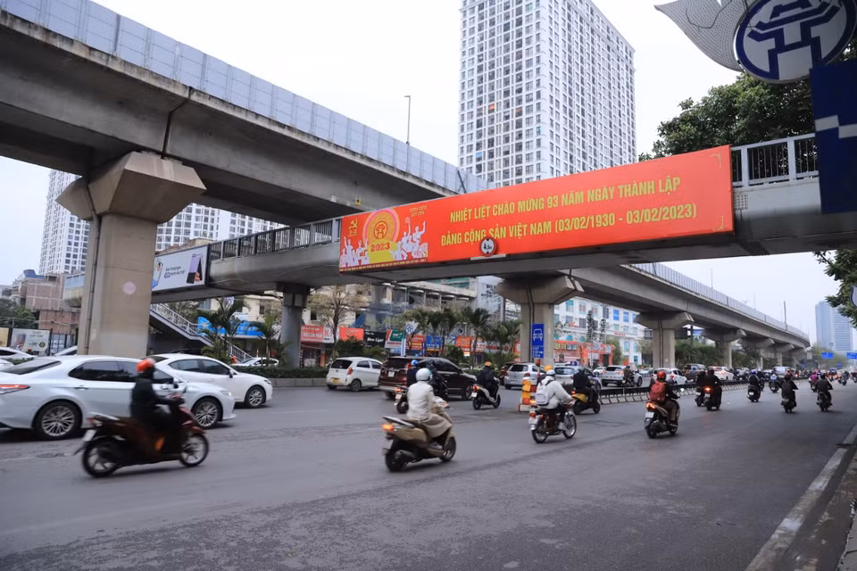 Thời điểm khoảng 7 giờ 30 phút, trên đường Nguyễn Trãi có nhiều phương tiện nhưng người tham gia giao thông vẫn di chuyển thuận lợi. (Ảnh: Hoài Nam/Vietnam+)