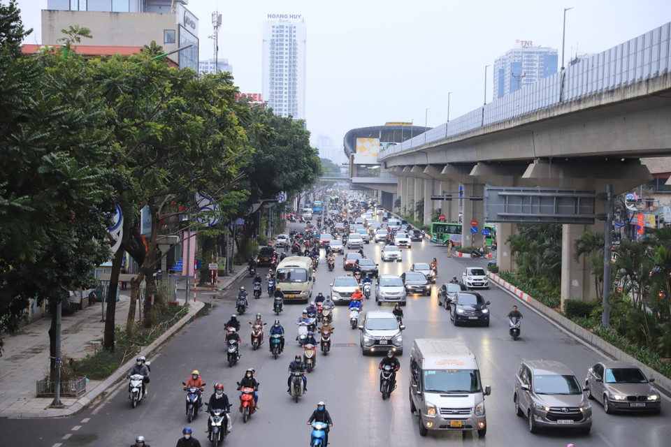 Người dân đi làm trong ngày đầu tiên sau kỳ nghỉ Tết trên tuyến đường Nguyễn Trãi. (Ảnh: Hoài Nam/Vietnam+)