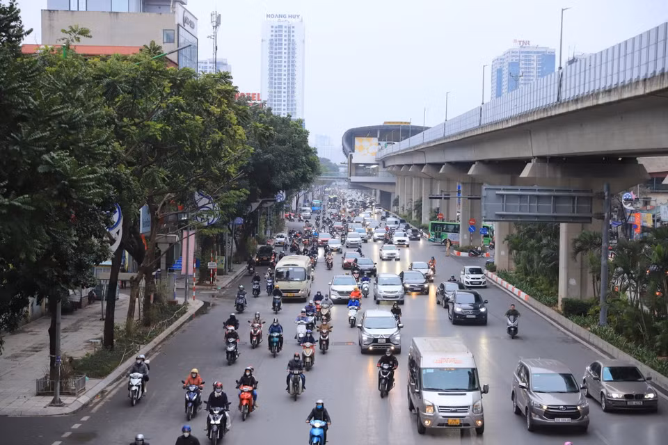 Người dân đi làm trong ngày đầu tiên sau kỳ nghỉ Tết trên tuyến đường Nguyễn Trãi. (Ảnh: Hoài Nam/Vietnam+)