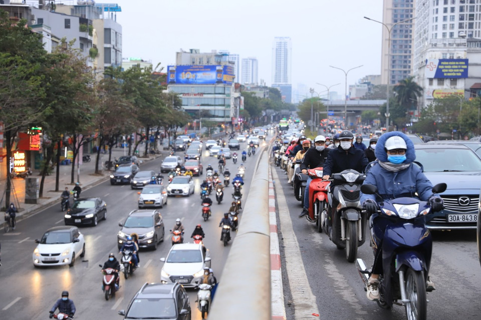 Cầu vượt Ngã Tư Sở thông thoáng hơn những ngày thường vào giờ cao điểm. (Ảnh: Hoài Nam/Vietnam+)
