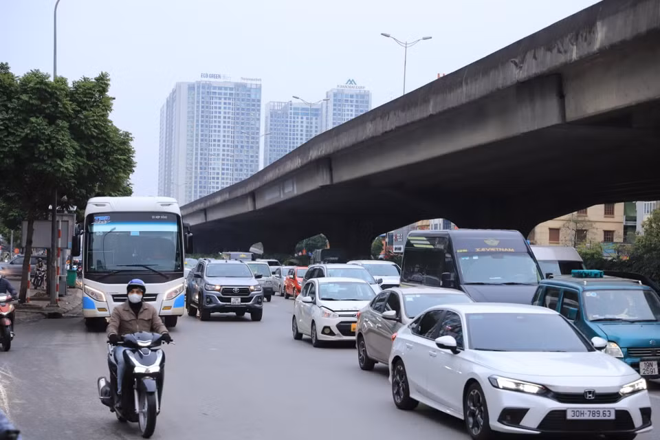 Trái lại, trên đường Nguyễn Xiển ghi nhận lượng lớn các phương tiện tham gia giao thông, tuy nhiên cũng không xảy ra ùn tắc. (Ảnh: Hoài Nam/Vietnam+)