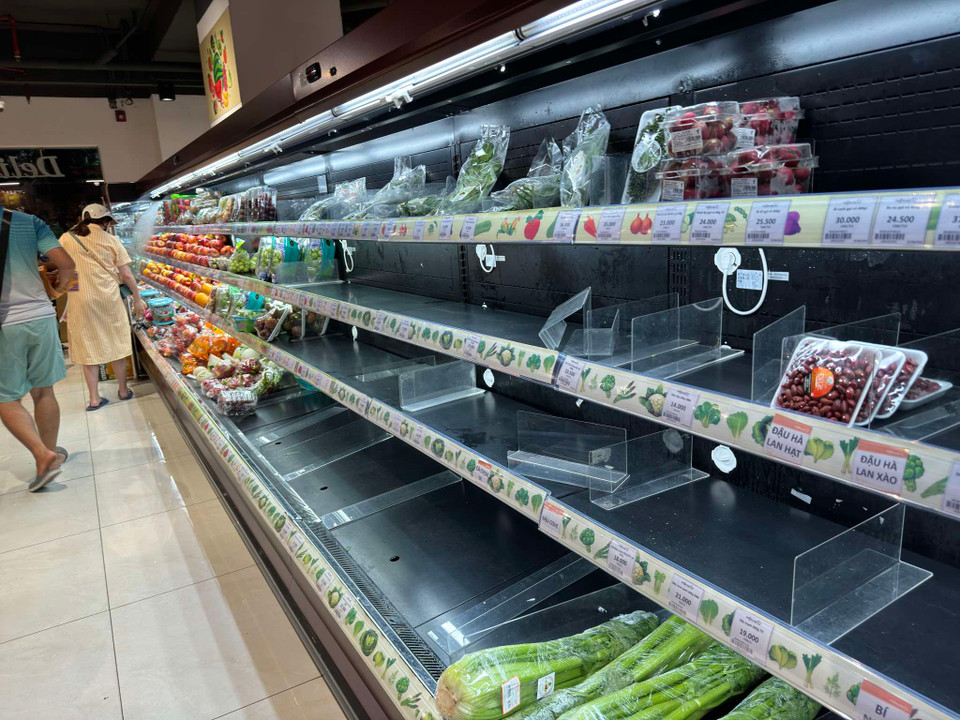 Ghi nhận vào khoảng 16 giờ 30 phút tại siêu thị Fujimart Giảng Võ, nhiều mặt hàng thực phẩm thiết yếu gần như trống trơn. (Ảnh: Minh Sơn/Vietnam+)