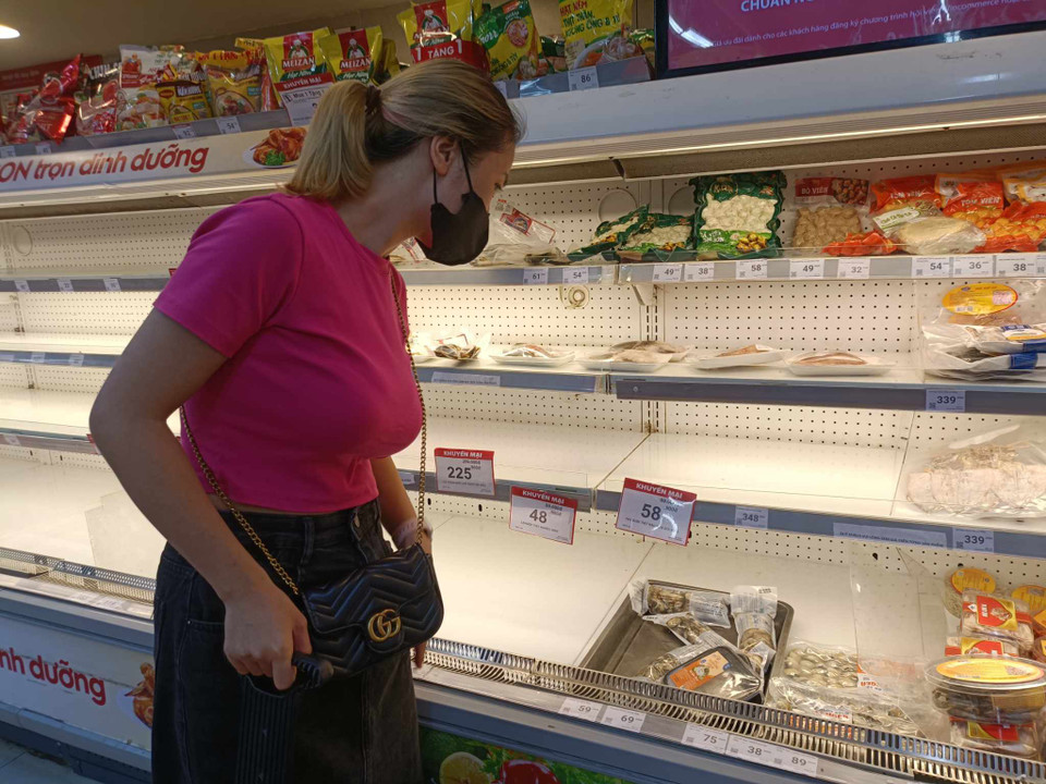 Tình trạng tương tự được ghi nhận tại siêu thị Winmart Linh Đàm. (Ảnh: Phạm Mai/Vietnam+)