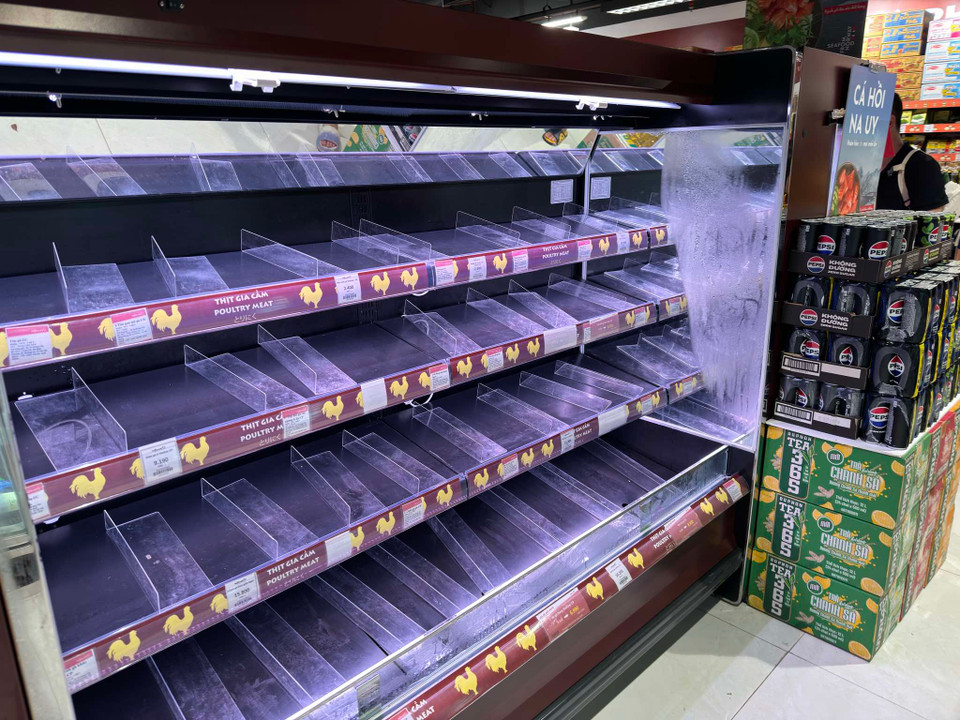 Quầy thịt gia cầm không còn một mặt hàng nào, nhiều quầy hết hàng từ trưa. (Ảnh: Minh Sơn/Vietnam+)