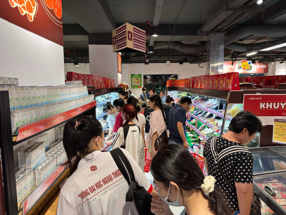 Không còn thịt tươi, nhiều người chất đồ đông lạnh đầy giỏ. (Ảnh: Minh Sơn/Vietnam+)