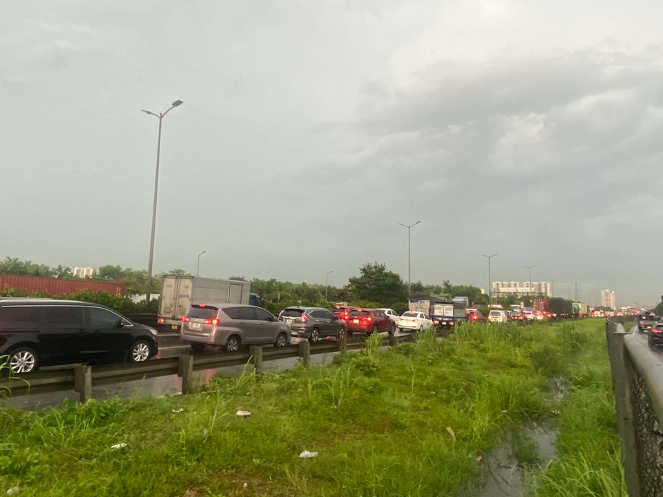 Tình trạng ùn tắc trên đường Vành đai 3, hướng cầu Thanh Trì về cao tốc Pháp Vân-Cầu Giẽ. (Ảnh: PV/Vietnam+)