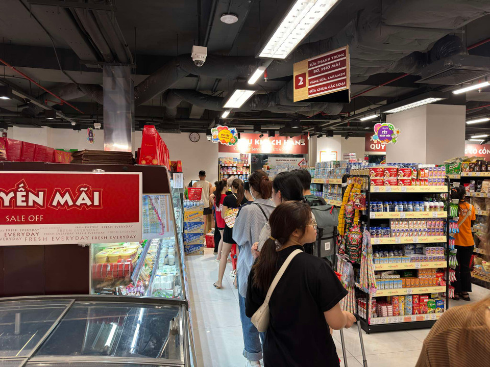 Người dân xếp hàng dài chờ thanh toán, chờ 40 phút tới 1 tiếng mới đến lượt. (Ảnh: Minh Sơn/Vietnam+)