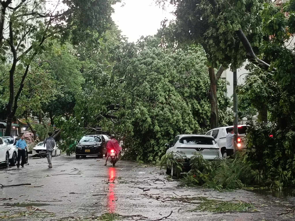Một phần giao thông tê liệt do sự cố. (Ảnh: Phạm Mai/Vietnam+)