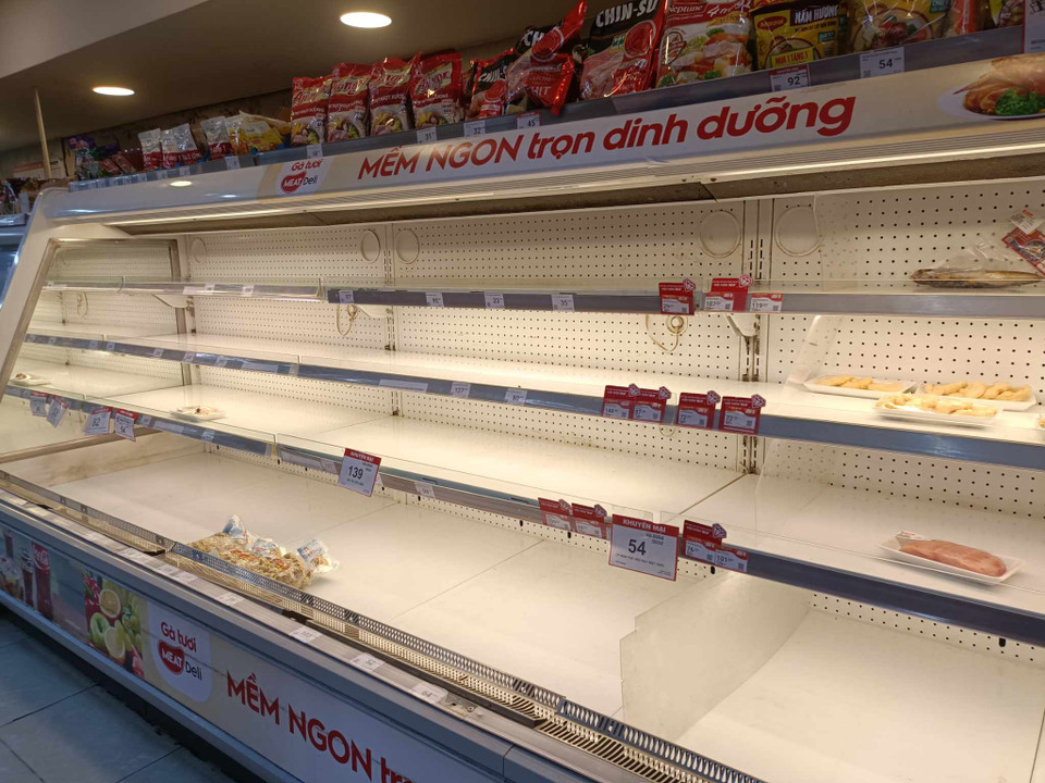 Nhiều quầy hàng trống trơn, người dân than thở "Không còn gì để mua." (Ảnh: Phạm Mai/Vietnam+)