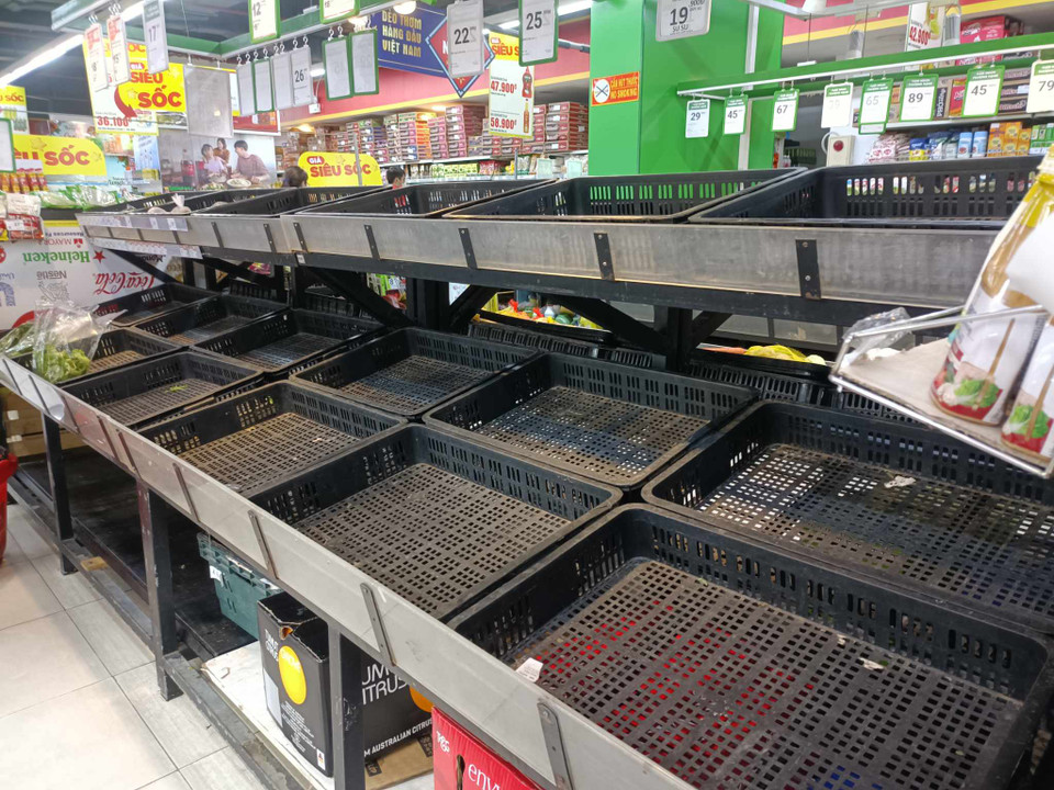 Quầy rau củ hết sạch, nhiều người dân phải chạy từ siêu thị khác sang mà vẫn không mua được thịt và rau. (Ảnh: Phạm Mai/Vietnam+)