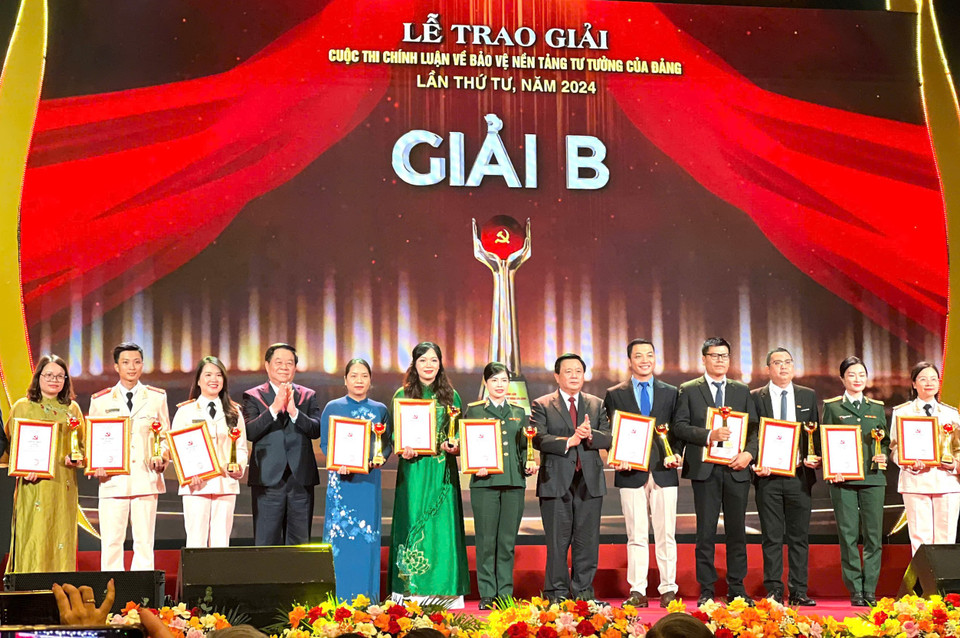 Ông Nguyễn Xuân Thắng, Uỷ viên Bộ Chính trị, Giám đốc Học viên Chính trị Quốc gia Hồ Chí Minh và ông Nguyễn Trọng Nghĩa, Uỷ viên Bộ Chính trị, Trưởng ban Tuyên giáo Trung ương trao Giải B cho các tác giả. (Ảnh: PV/Vietnam+)