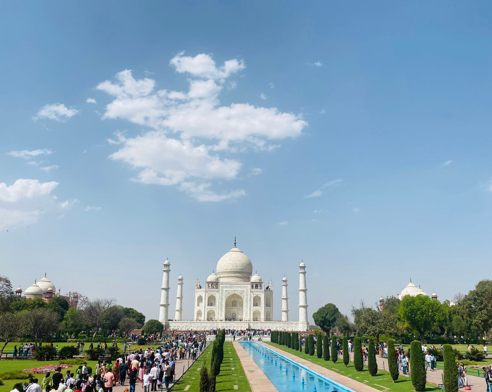 Nằm cạnh dòng sông Yamuna ở thành phố Agra, bang Uttar Pradesh (Ấn Độ), Đền Taj Mahal được xây dựng từ năm 1631 đến năm 1648. Các công trình phụ trợ được hoàn thành năm 1653. (Ảnh: Minh Thu/Vietnam+)