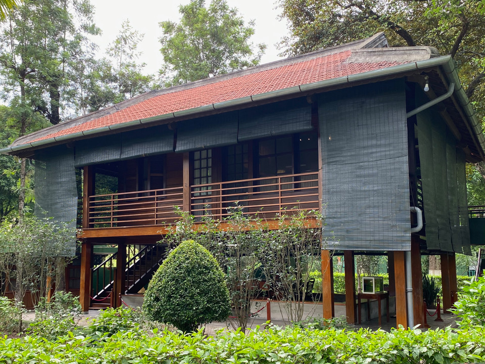 Ngôi nhà sàn gỗ 2 tầng, diện tích mỗi tầng gần 40m² là kiểu nhà sàn đồng bào các dân tộc ở chiến khu. Kiến trúc sư Nguyễn Văn Ninh là "tổng công trình sư" vừa thiết kế, vừa trực tiếp chỉ đạo thi công, lắp ráp ngôi nhà theo đúng với ý tưởng của Bác. (Ảnh: PV/Vietnam+)