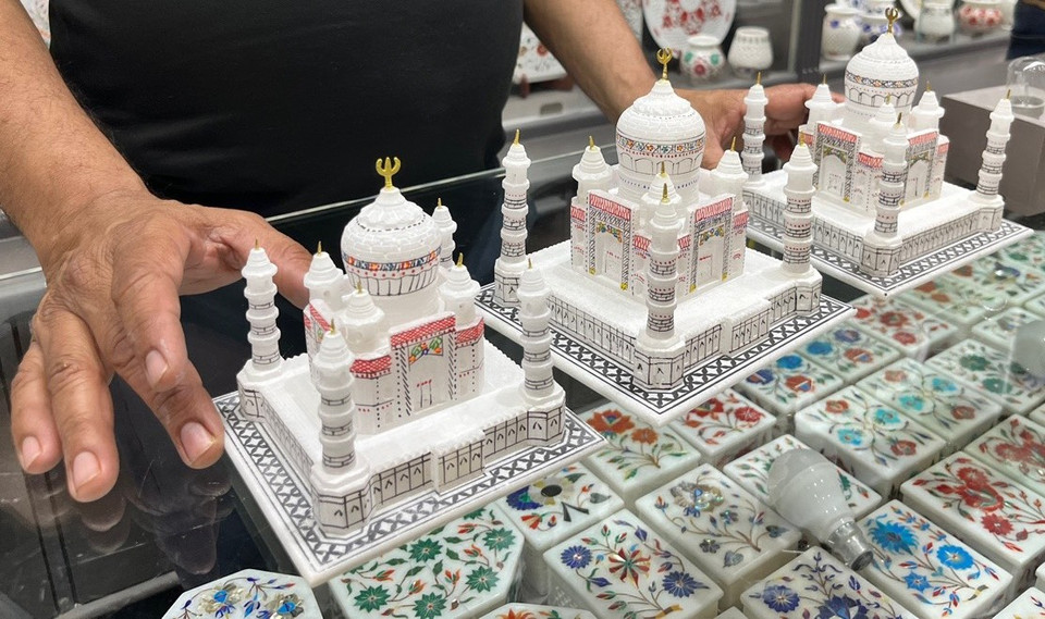 Ngày nay, đến với Taj Mahal, du khách có thể tìm mua những phiên bản thu nhỏ của kỳ quan thế giới này. (Ảnh: Minh Thu/Vietnam+)