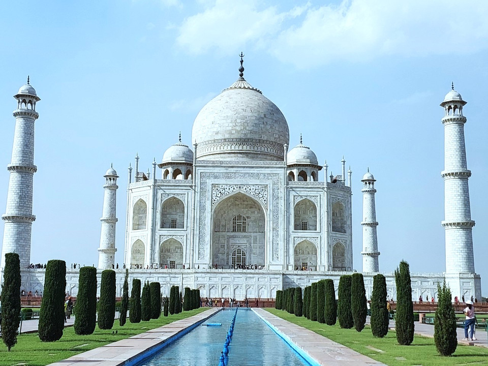 Phần chính của công trình là lăng mộ hình bát giác cao 75 m với mái vòm lớn bằng đá cẩm thạch. Ở các góc của lăng là bốn ngọn tháp lớn theo kiến trúc đối xứng. Bốn mặt của lăng giống hệt nhau với cổng vòm và kinh Quran được chạm khắc trên đá. Có lẽ do được xây dựng chủ yếu bằng đá cẩm thạch trắng nên màu sắc của Taj Mahal cũng ứng ngẫu theo mỗi khoảnh khắc của ngày: ửng hồng khi rạng đông, trắng tinh khiết lúc mặt trời đã lên cao và nhuộm ánh vàng rực vào buổi hoàng hôn. (Ảnh: Minh Thu/Vietnam+)