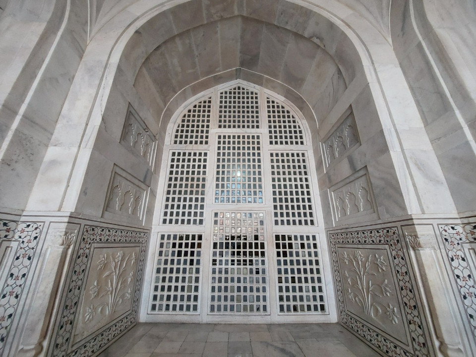 Phía sau cánh cửa này là gian phòng chính, đặt thi hài của Vua Shah Jahan và Hoàng hậu Mumtaz Mahal, được trang trí tinh xảo. Khách tham quan không được phép chụp ảnh phía bên trong. Trên khắp các bức tường cẩm thạch có chạm trổ hoa lá và kinh Quran. Sự tinh xảo và lộng lẫy hiển hiện rõ ràng trong từng cột đá, ước tính, cứ 3 cm vuông được chạm khắc bằng 50 viên đá quý. (Ảnh: Minh Thu/Vietnam+)
