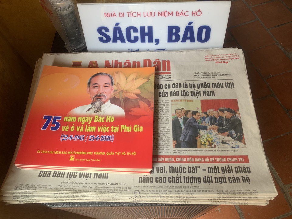 Tập sách báo tư liệu về quá trình Bác Hồ sống và làm việc tại đây. Phú Gia và Phú Xá là hai thôn thuộc xã Phú Thượng, nơi có phong trào cách mạng mạnh mẽ. Do đó, Đảng ta đã quyết định chọn nhà cụ An thôn Phú Gia là một trong những cơ sở “An toàn khu” Trung ương, làm nơi Bác Hồ dừng chân nghỉ trước khi về Hà Nội. (Ảnh: PV/Vietnam+)