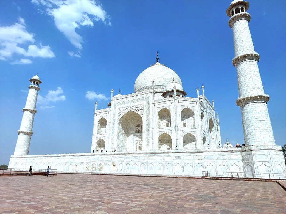 Chuyện rằng, năm 1631, Hoàng hậu Mumtaz Mahal qua đời sau khi sinh người con thứ 14. Vua Mughal Shah Jahan rất đau buồn và chỉ sau một đêm, tóc ông đã bạc trắng hết. Để tưởng nhớ người vợ yêu dấu của mình, ông đã cho xây dựng đền Taj Mahal. (Ảnh: Minh Thu/Vietnam+)