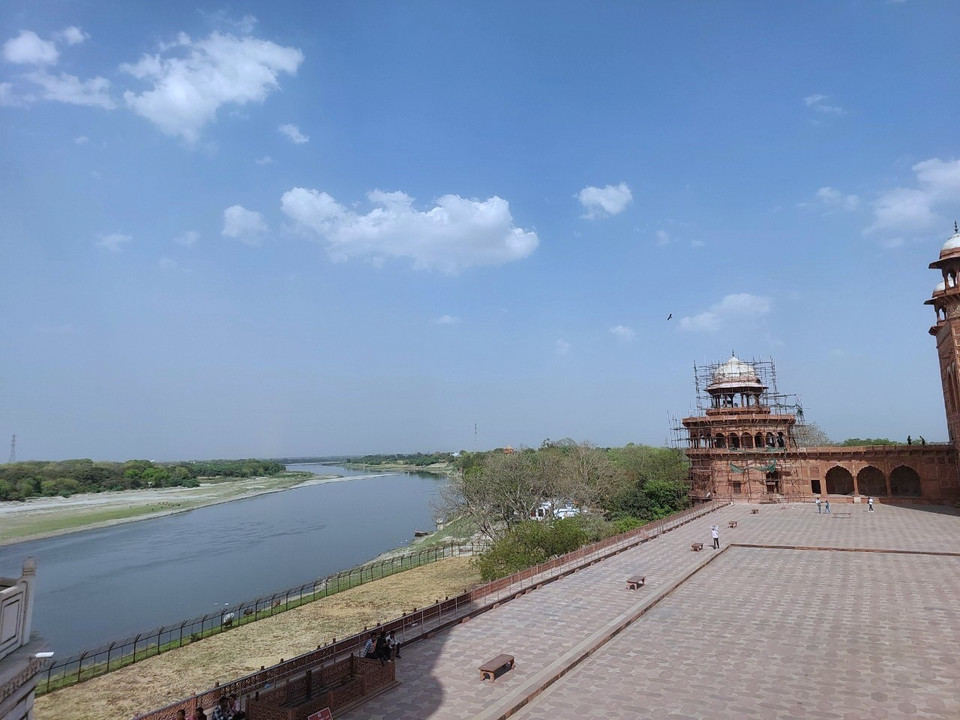 Sau khi Taj Mahal xây xong, Vua Shah Jahan không đoái hoài đến việc nước. Ông bị con trai phế truất và giam trong pháo đài Agra phía bên kia sông. Ở đó, hàng ngày ông vẫn hướng mắt về ngôi đền cẩm thạch trắng. Năm 1666, Shah Jahan qua đời và được đưa về Taj Mahal, đoàn tụ với vợ. (Ảnh: Minh Thu/Vietnam+)