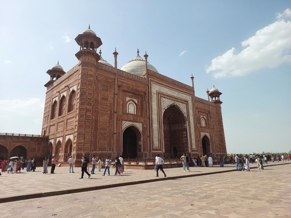 Khu vực Taj Mahal còn có những công trình kiến trúc bằng đá sa thạch đỏ bao gồm thư viện, lễ đường, nhà khách... Di tích này thu hút khoảng 4 triệu khách tham quan mỗi năm. (Ảnh: Minh Thu/Vietnam+)